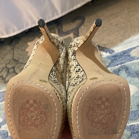 Size 36/6 Vince Camuto snakeskin heels with platform - Picture 6 of 7